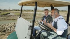 Feijoo, con el chef �ngel Le�n, en un proyecto de recuperaci�n de marismas en el Puerto de Santamar�a.