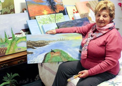 �Mucha�, mostrando un cuadro que pint� a partir de una foto del banco de Loiba de La Voz. 