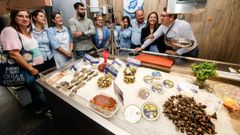 La conselleira, Marta Villaverde, en Mariscos Ribadeo este mircoles con el alcalde y representantes de Acisa