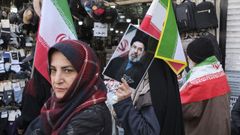 Una mujer portando una imagen del l�der supremo de Ir�n, Mojtaba Jamene�