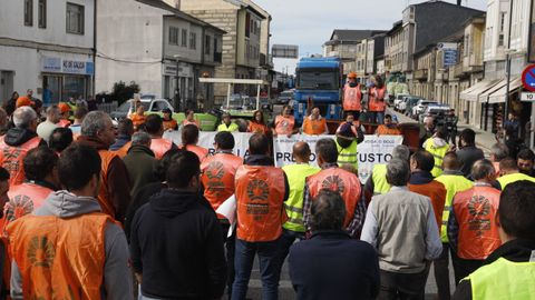 Decenas de tractores cortan los accesos al casco urbano de A Gudia