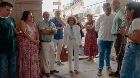 Graciela Di�guez, antes de entrar a la Casa do Concello, rodeada por concejales y representantes del BNG.