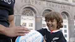 Una imagen del v�deo promocional de la visita de los All Blacka a Asturias, con un ni�o delante del Campoamor.Una imagen del v�deo promocional de la visita de los All Blacka a Asturias, con un ni�o delante del Campoamor