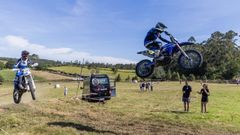 Dos motoristas en acci�n por el circuito de campo.