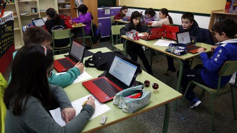 Imagen de archivo de alumnos gallegos usando ordenadores en clase