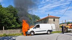 Arde una furgoneta en marcha en Tro�ns, en el municipio pontevedr�s de Cuntis