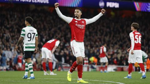 William Saliba, en el centro de la imagen, celebra el pase del Arsenal a las semifinales de la Champions League.