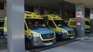 Imagen de archivo de ambulancias a las puertas del Chuac