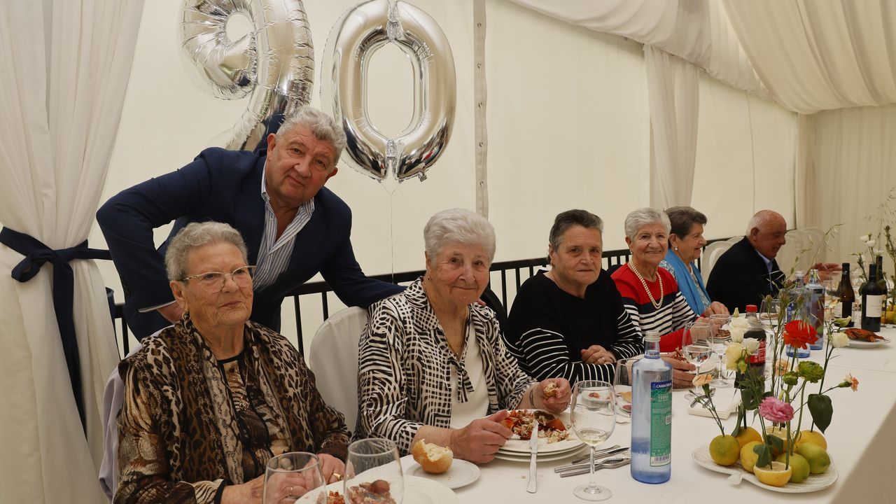 Gran fiesta en el restaurante Louzao, de Area, en Viveiro, por los 90 años de Chefa, su fundadora