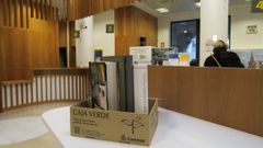 La mujer trabaja en una oficina de Correos