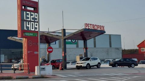 La gasolinera de Petroprix en Ribadeo, ayer con el di�sel m�s barato de toda la provincia
