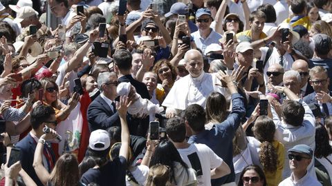 Una masa de gente recibe a Le�n XIV a su llegada a la Abad�a de Nuestra Se�ora de Montserrat, una de las paradas m�s esperadas de su visita de dos d�as a Catalu�a.