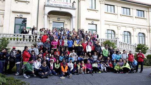 Andainas Co�ece a Costa da Morte. Ruta por Corcubi�n. Senderistas en el consistorio antes de emprender la caminata.