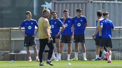 Flick y sus jugadores en el entrenamiento del Barcelona de este martes