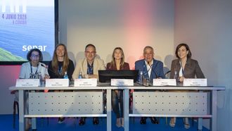 De izquierda a derecha: Paz Vaquero y Ana Bala��, directoras de SeparPacientes; David de la Rosa, presidente de la Separ; la concelleira Nereida Canosa; Mariano Pastor, presidente de la asociaci�n Fenaer, y Beatriz Abascal, directiva de Separ.