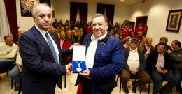 El presidente de la asociaci�n O Castro recogi� anoche la Medalla de Oro de Vilanova. 