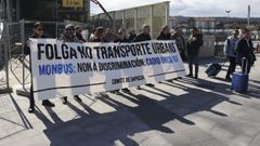 Trabajadores del servicio se concentraron ayer delante de la estacin intermodal para exponer sus demandas