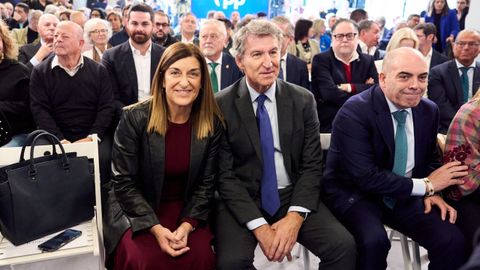 El líder del PP, Alberto Núñez Feijoo, y la presidenta de Cantabria, María José Sáenz de Buruaga, ayer en Santander.