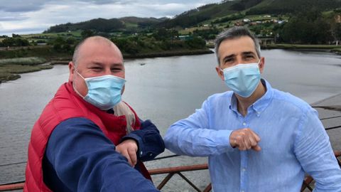 El alcalde de Vegadeo, C�sar �lvarez, y el regidor de Ribadeo, Fernando Su�rez, se fotografiaron en el puente de Porto para festejar el encuentro entre comunidades tras las restricciones de movilidad por la pandemia del covid-19.