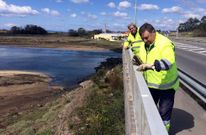 Los operarios comenzaron ayer a lijar la barandilla del puente de Castrelo para pintarla. 