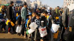 Nios palestinos hacen cola para conseguir agua en Rafah