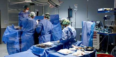 Momento de una operaci�n en uno de los quir�fanos del Hospital Arquitecto Marcide.