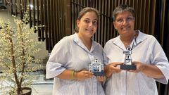 F�tima Fern�ndez y su hija Elena Castrill�n, con las figuras que este verano cautivaron a los visitantes. 