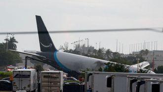 Un avi�n de carga de Amazon se estrella en el aeropuerto de Miami