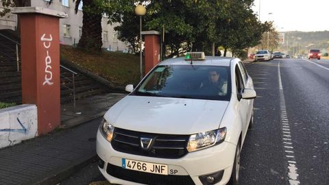 S�lo un taxi en la parada del Materno en A Coru�a.