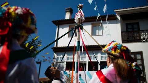 Romer�a da Virxe do Cristal.Los danzantes de Vilanova dos Infantes se acercan a la Virxe do Cristal en la plaza del pueblo y le dedican su danza gremial, que cuenta con una segunda parte con un entrelazado.
