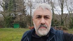 Miguel Abraira, en el terreno donde pretende construir su vivienda.