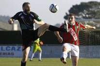 Curr�s le disputa un bal�n a Sergio Arias en una pugna que se decidi� en su tramo final. 