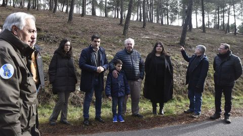 Vista del director xeral de Planificaci�n e Ordenaci�n Forestal de la Xunta, Jos� Luis Chan, a los montes de Tras da Costa, en Bobor�s
