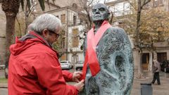Imaxe de arquivo da colocaci�n do lazo vermello � estatua de Blanco Amor trala lectura do manifesto na Alameda que este ano non se celebrar�