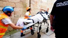 Rescate de un obrero de la construcci�n que se rompi� una pierna al caer a un s�tano en la r�a Baixada ao Castelo