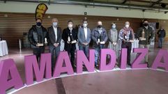 El alcalde y la directora de Turismo de Galicia posan este domingo con los bodegueros premiados en la edici�n n�mero 40 de la Feira do Vi�o de Amandi