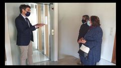 Javier Arias departe con vecinos del edificio de la calle Chantada que visit� este jueves