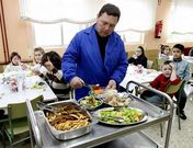 El comedor permite conciliar la vida laboral y familiar, en la imagen el del colegio de Cervo ayer.