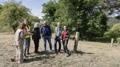 El delegado territorial de la Xunta, Manuel Pardo, segundo por la derecha supervisa las tareas de prevenci�n en franjas secundarias en Cabeza de Vaca