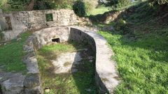 Restos de un molino en O Ra�al, punto de inicio de la senda que queda por construir