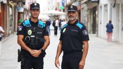 Los agentes de la Polic�a Local, Sergio Criado (32 a�os) y Javier Primoy (55 a�os), ayer en la calle Real de Ferrol.