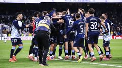 Los jugadores del Celta, festejando el triunfo ante el Real Madrid en el Bernab�u.