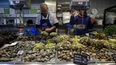 Almejas en una pescader�a de la coru�esa plaza de Lugo, en diciembre del 2022.
