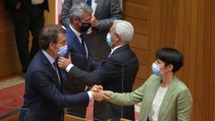 Alfonso Rueda saludando al portavoz socialista, Lu�s �lvarez, mientras la nacionalista Ana Pont�n se despide de Feijoo. 