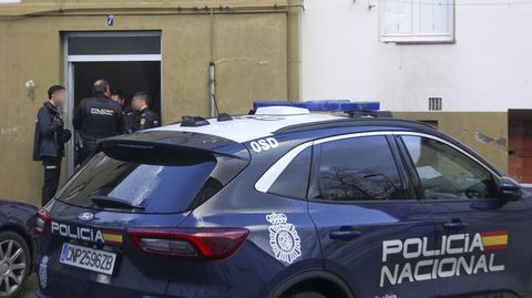 Veh�culo patrulla de la Polic�a Nacional y agentes en la puerta del edificio donde se incendi� una vivienda.