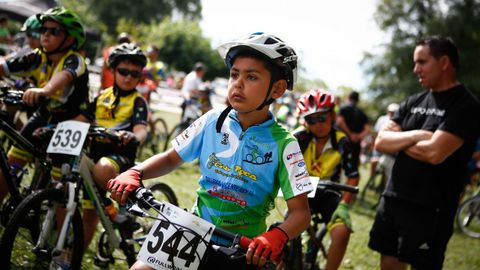 MINI BTT MACEDA.Se dieron cita m�s de 400 ni�os y ni�as de las escuelas de ciclismo de Galicia.