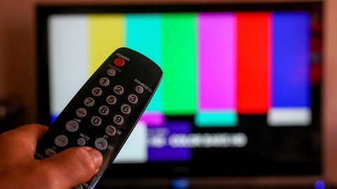 Una persona utiliza su mando de la televisin para buscar canales