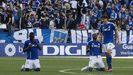 Eze y Sibo rezan en el suelo tras confirmarse la victoria del Real Oviedo ante el Levante