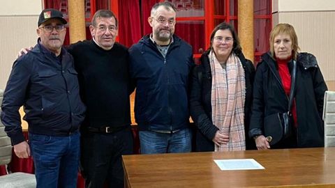 De esquerda a dereita, otcnico de Cultura de Xove Mario Eijo, o profesor Bernardo Penabade; Ramn Mario Fernndez; a concelleira de Cultura, Dolores Meitn, e a voceira do PSdeG-PSOE, Rogelia Maria.