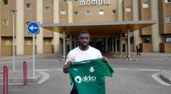 Karim Yoda posa con la camiseta del Racing